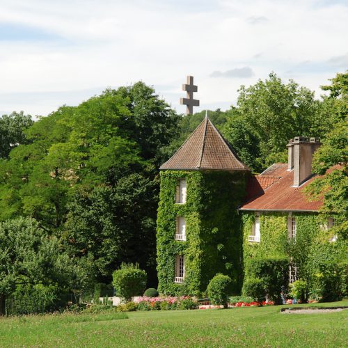 Voyage organisé en autocar pour visiter la dernière demeure du Général de Gaulle en groupe, une excursion ludique et culturelle