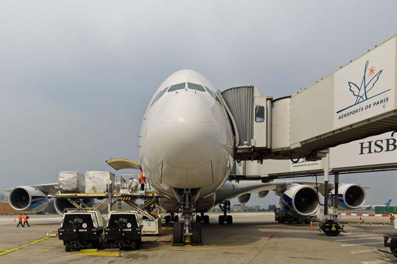Voyage en autocar pour une visite guidée de l'aéroport d'Orly pendant $une journée en groupe, une excursion ludique et culturelle