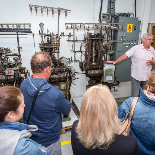 Voyage organisé en autocar pour visiter l’usine de chaussettes Kindy en groupe, une excursion ludique et culturelle de notre belle industrie